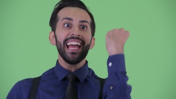 행복한 젊은 수염 페르시아사업가의 얼굴 좋은 소식을 받고 — 비디오