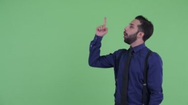 Mutlu genç sakallı İranlı işadamı işaret ve şaşırmış bakıyor