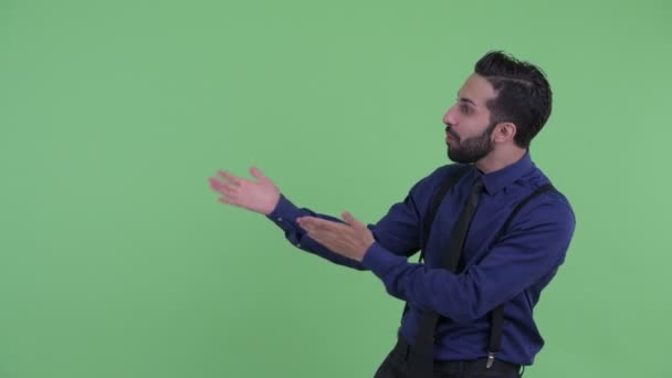 Lycklig ung skäggiga Persiska affärsman visar något och ser förvånad — Stockvideo