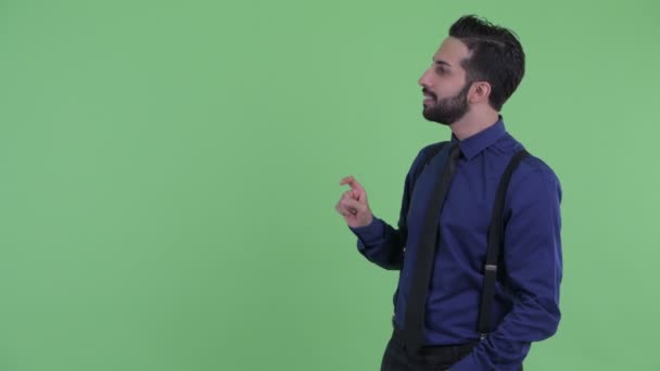 Feliz joven barbudo empresario persa tocando algo y mirando sorprendido — Vídeo de stock