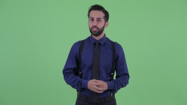 Felice giovane uomo d'affari persiano barbuto spiegando qualcosa — Video Stock