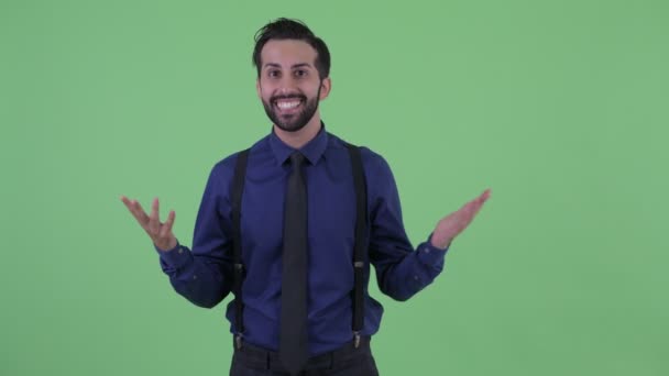 Lycklig ung skäggiga Persiska affärsman pratar och ser upphetsad — Stockvideo