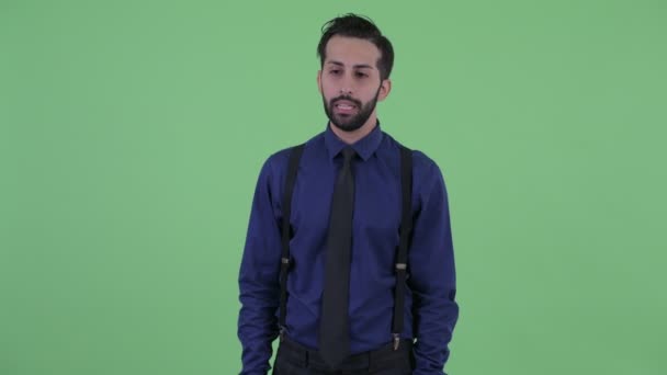 Hangsúlyozta fiatal szakállas perzsa üzletember beszél, és keresi szomorú — Stock videók