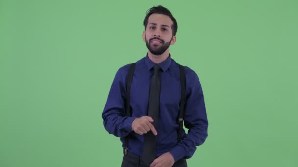Wütender junger bärtiger persischer Geschäftsmann redet und beschwert sich — Stockvideo