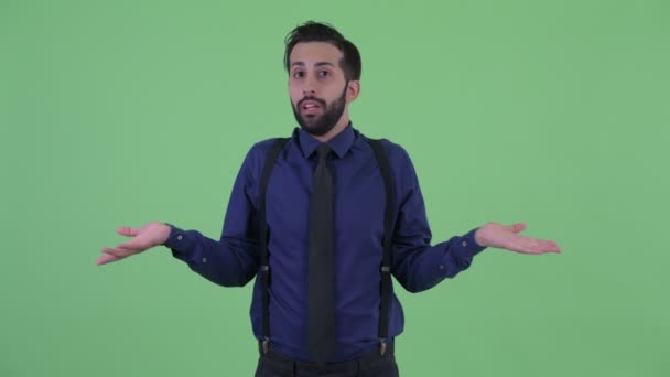 Запутавшийся молодой бородатый персидский бизнесмен пожимает плечами — стоковое видео