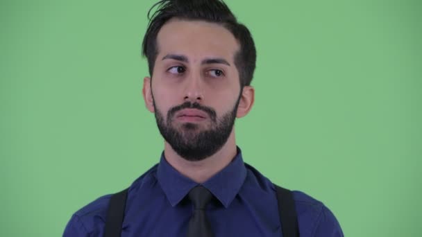 Volto di stressato giovane barbuto uomo d'affari persiano cercando annoiato e stanco — Video Stock