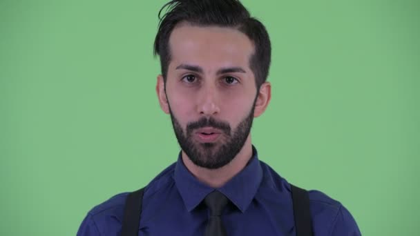 Обличчя серйозного молодого бородатого перського бізнесмена киваючи головою No — стокове відео