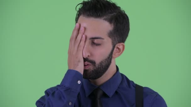 Stressed jovem barbudo persa empresário com rosto palma gesto — Vídeo de Stock