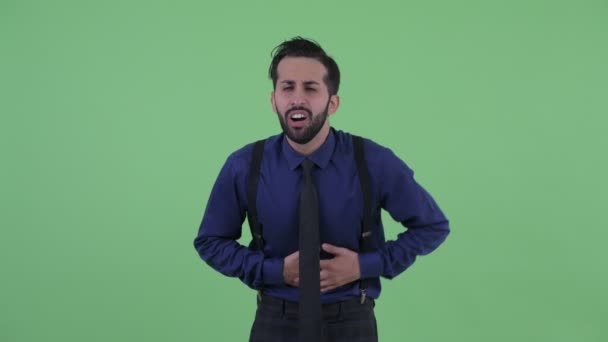 Hangsúlyozta a fiatal, szakállas perzsa üzletember stomachache — Stock videók