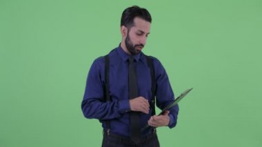 Mutlu genç sakallı İranlı işadamı pano tutarken konuşuyor