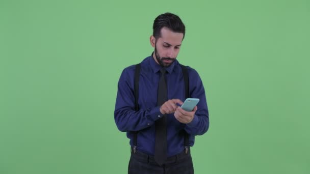 Feliz joven barbudo empresario persa usando el teléfono — Vídeos de Stock