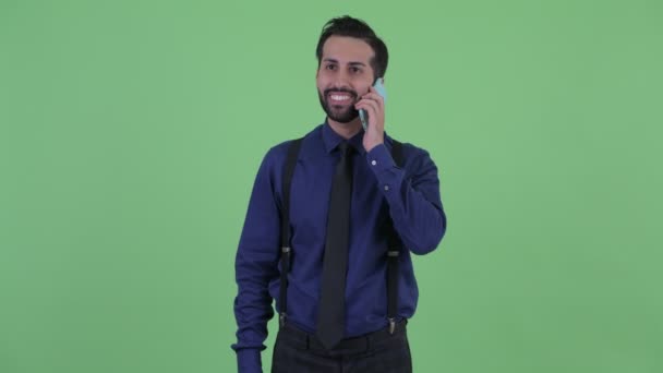 Щасливий молодий бородатий перський бізнесмен розмовляв по телефону — стокове відео