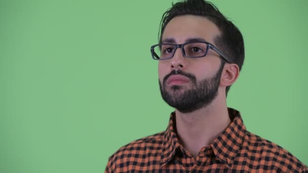Rostro de feliz joven barbudo hipster persa hombre pensando — Vídeos de Stock