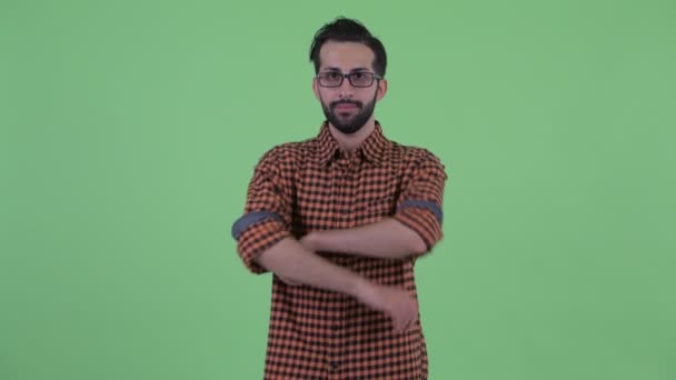 Mutlu genç sakallı Farsça hipster adam kolları ile gülümseyen geçti — Stok video