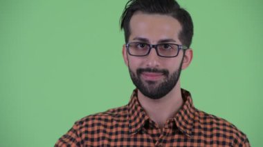 Mutlu genç sakallı Pers hipster adam başparmak veren yüzü