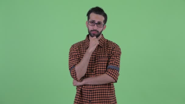 Stressato giovane barbuto hipster persiano uomo pensando e guardando in basso — Video Stock