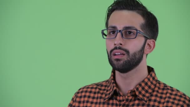 Mutlu genç sakallı Farsça hipster adam düşünme ve yukarı bakıyor yüzü — Stok video