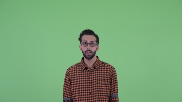 Visage de jeune perse barbu hipster homme regardant choqué — Video