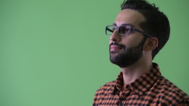 Vista del perfil de primer plano de feliz joven barbudo hipster persa hombre sonriendo — Vídeos de Stock