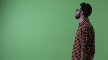 Mutlu genç sakallı Pers hipster adam gülümseyen profil görünümü