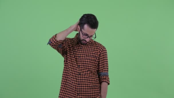Confundido joven barbudo hipster persa hombre rascándose la cabeza — Vídeos de Stock
