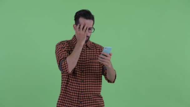 压力年轻的胡子波斯嬉皮士男子使用手机和得到坏消息 — 图库视频影像