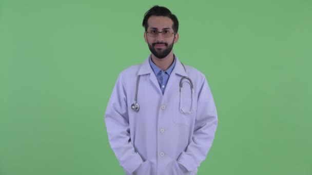 Heureux jeune barbu persan homme médecin souriant — Video