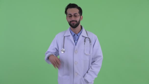 Feliz joven barbudo persa hombre médico saludando de la mano — Vídeos de Stock