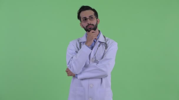 Heureux jeune homme barbu perse médecin pensée — Video