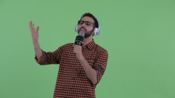 Feliz jovem barbudo persa hipster homem cantando com microfone — Vídeo de Stock