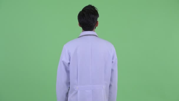 Profilvy av unga skäggiga Persiska mannen Doctor tänkande och granskning — Stockvideo