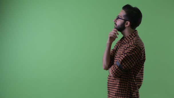 Profil megtekintése boldog fiatal szakállas perzsa csípő ember gondolkodás — Stock videók