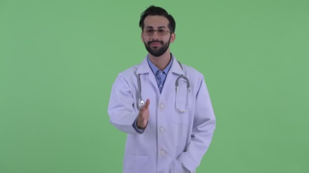 Feliz joven barbudo persa hombre médico dando apretón de manos — Vídeos de Stock