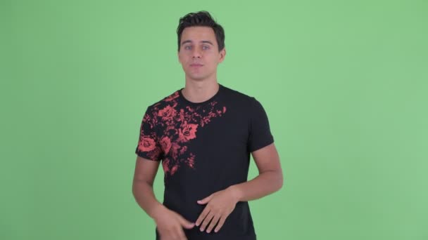 Glücklich junger schöner Mann vlogging und im Gespräch mit der Kamera — Stockvideo