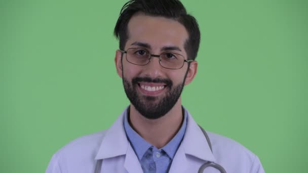 Visage de heureux jeune homme barbu perse médecin souriant — Video