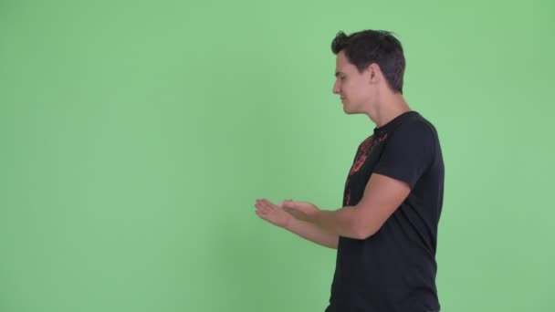 Gelukkig jonge knappe man tonen aan rug en het geven van duimen omhoog — Stockvideo