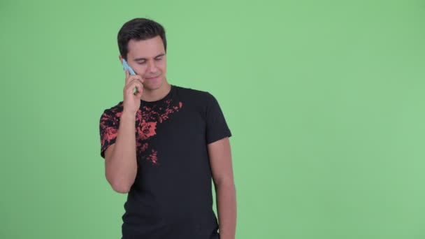 Feliz joven guapo hablando por teléfono — Vídeos de Stock