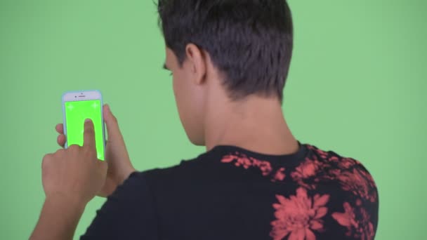 Nahaufnahme Rückansicht eines jungen Mannes mit Handy — Stockvideo