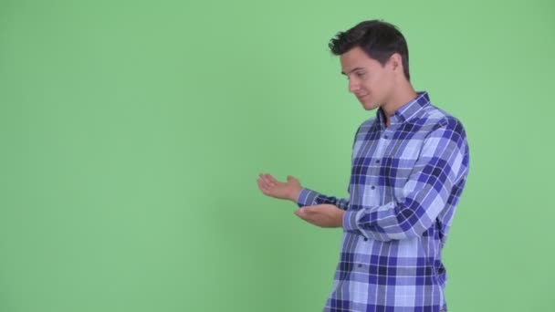 Gelukkig jonge knappe hipster man tonen aan rug en het geven van duimen omhoog — Stockvideo