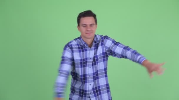 Feliz jovem hipster bonito homem dançando — Vídeo de Stock
