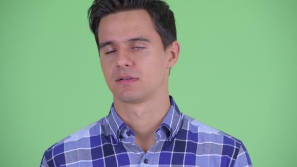 Az arc a stresszes fiatal hipster férfi néz unatkozik és fáradt — Stock videók
