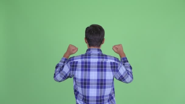 Hátsó nézet boldog fiatal hipszter férfi ököllel felemelt — Stock videók