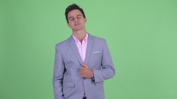 Gelukkig jonge knappe zakenman praten met camera — Stockvideo