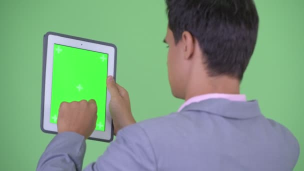 Vista trasera de primer plano de joven empresario feliz usando tableta digital — Vídeo de stock