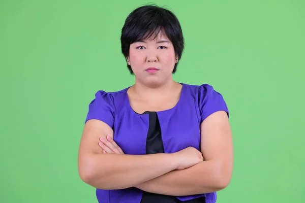 Giovane bella donna asiatica in sovrappeso con le braccia incrociate — Foto Stock