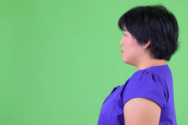 Primer plano vista del perfil de la joven hermosa mujer asiática con sobrepeso —  Fotos de Stock