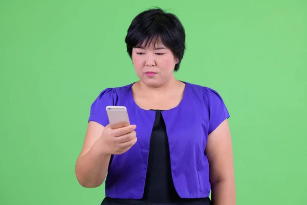 年轻 美丽的 超重 亚洲 妇女 使用 电话 — 图库照片