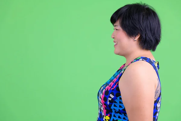 Nahaufnahme Profil Ansicht der jungen glücklichen übergewichtigen asiatischen Frau lächelnd bereit zu feiern — Stockfoto