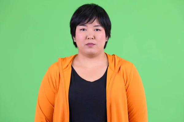 Faccia di giovane bella donna asiatica in sovrappeso pronta per la palestra — Foto Stock