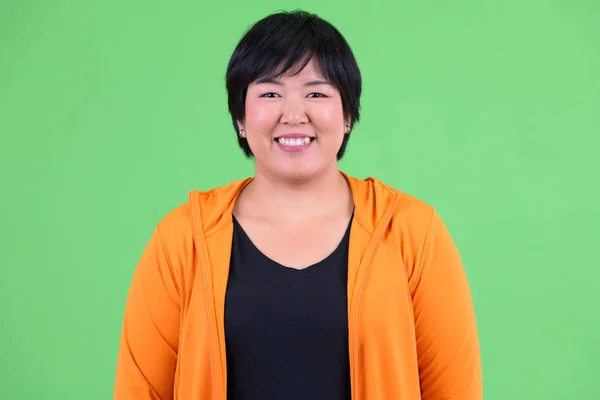 Genç mutlu kilolu Asyalı kadın spor salonu için hazır gülümseyen yüzü — Stok fotoğraf